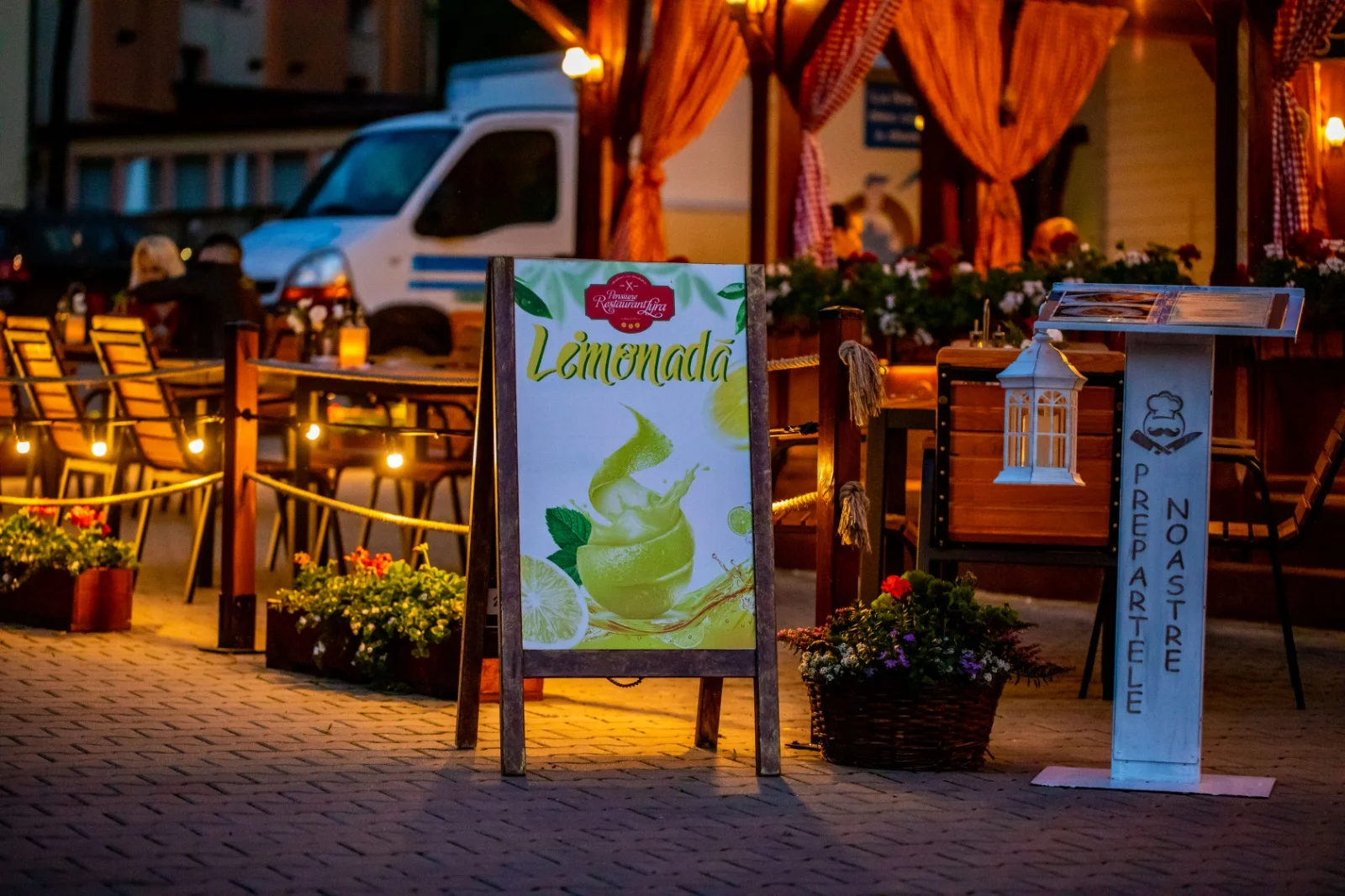 Atmosferă exterioară pe timp de seară