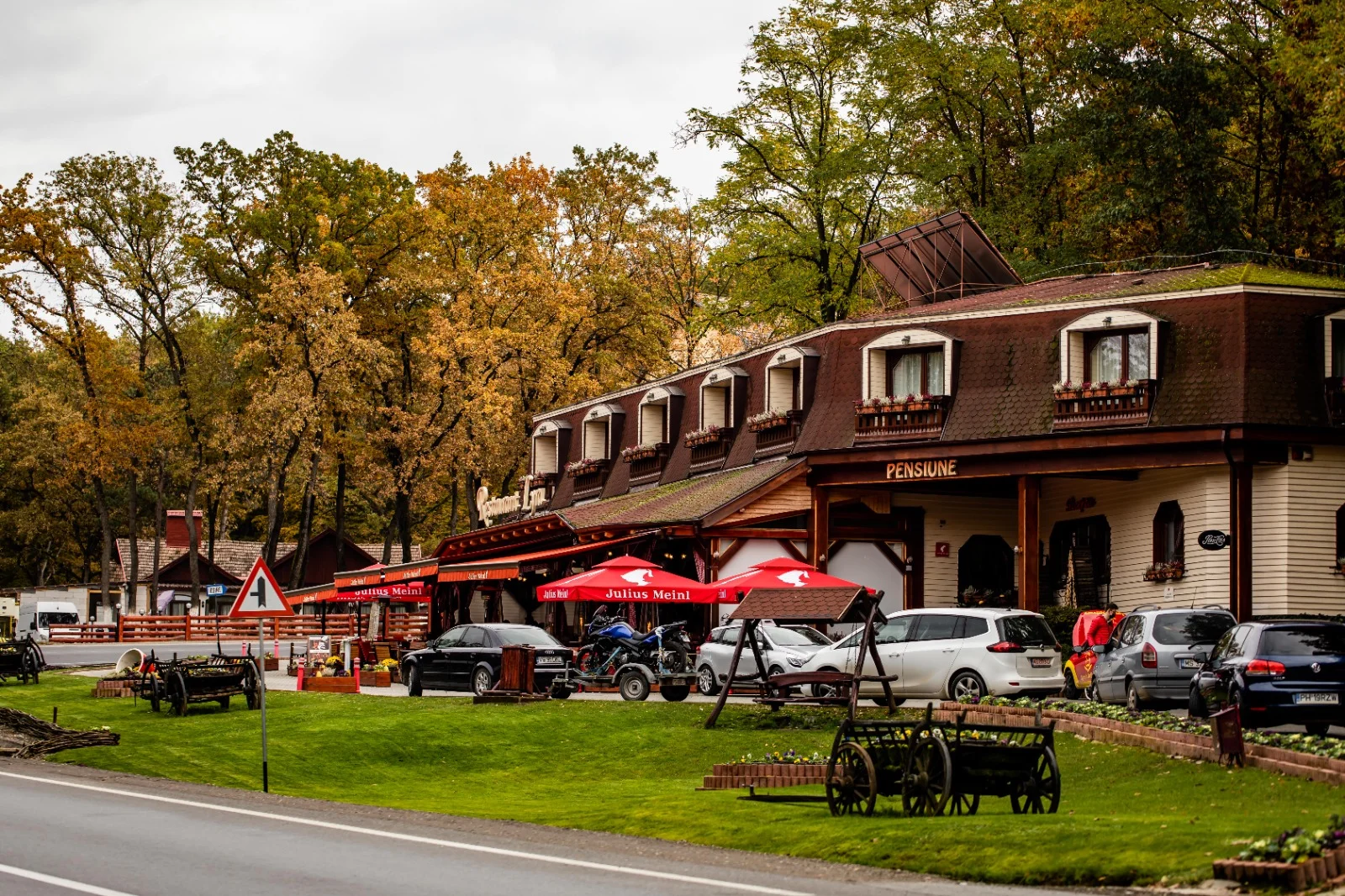 Pensiunea și restaurantul văzute din exterior