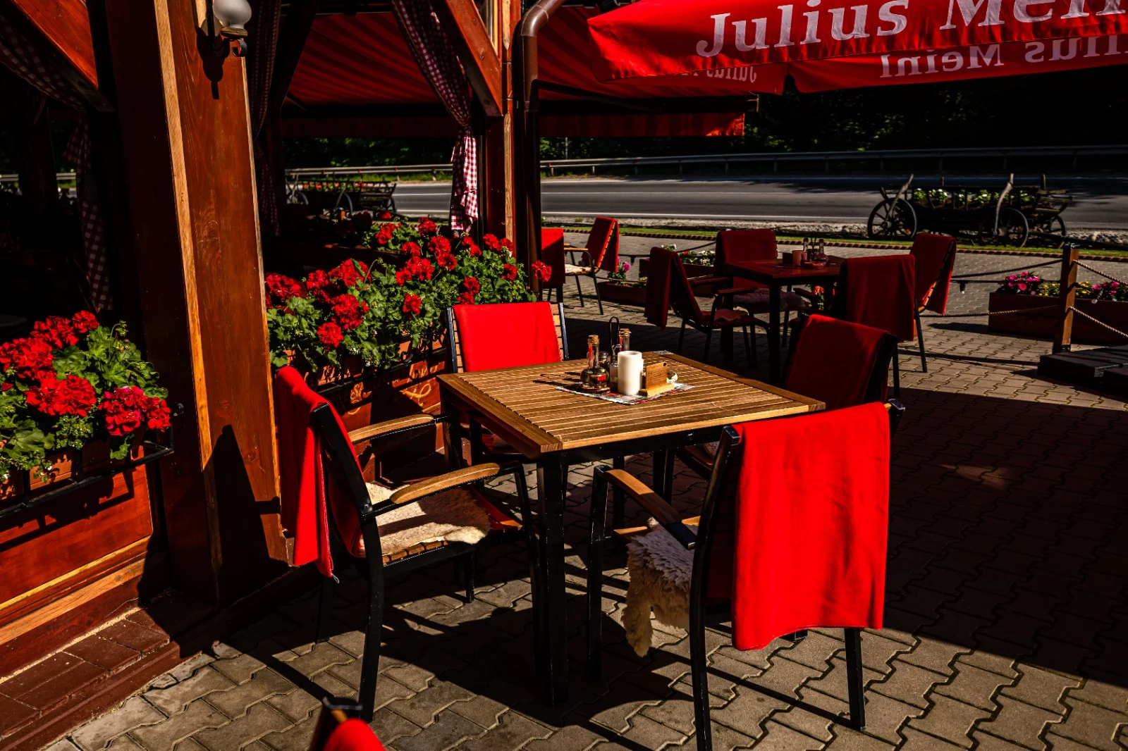 Masă pe terasă în lumina după-amiezii
